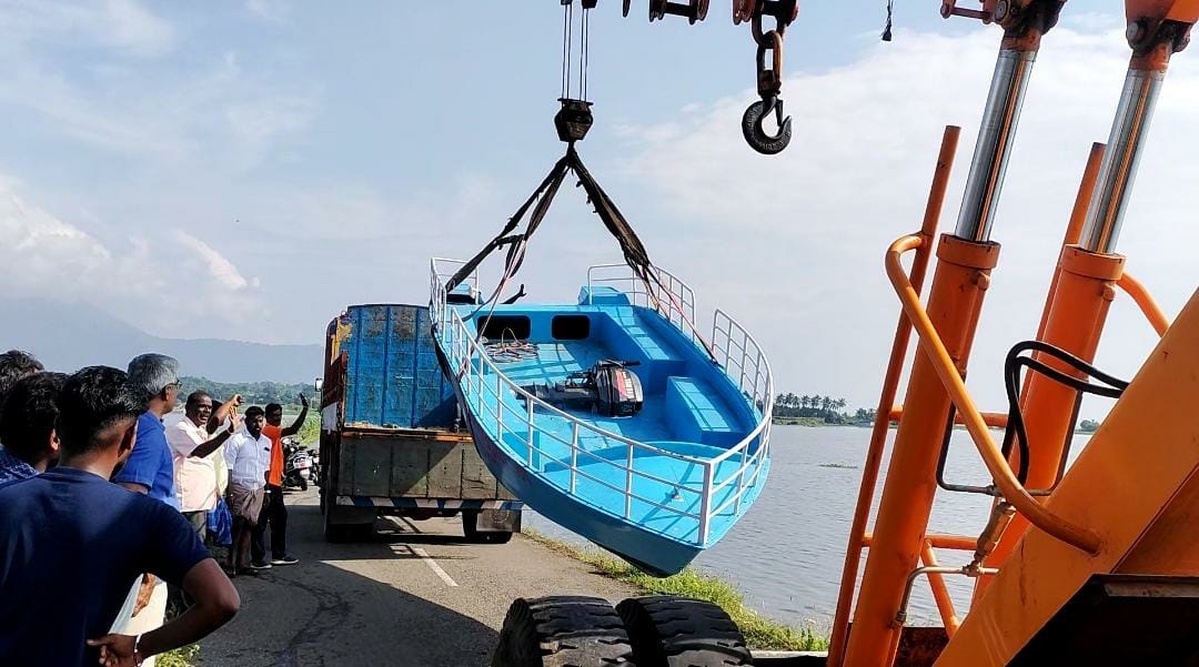 மேட்டுப்பாளையம் அருகே நீரில் மூழ்கிய பாலம் மேட்டுப்பாளையம் அருகே நீரில் மூழ்கிய பாலம்