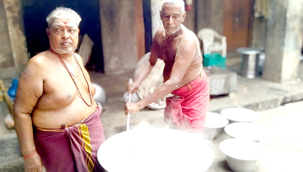 பெருவுடையாருக்கு அன்னாபிஷேகம்; சாதம் தயாரிக்கும் பணி மும்முரம் பெருவுடையாருக்கு அன்னாபிஷேகம்; சாதம் தயாரிக்கும் பணி மும்முரம்