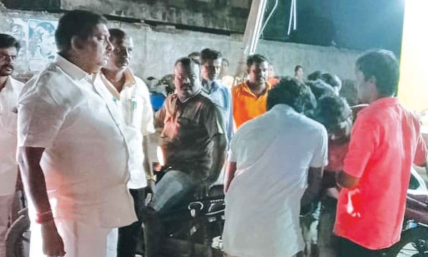 விபத்தில் காயமடைந்த போலீஸ்காரருக்கு உதவிய அமைச்சர் நமச்சிவாயம்