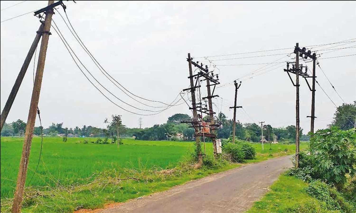 தாழ்வாக செல்லும் மின் கம்பிகளால் பாதியில் திரும்பி செல்லும் பஸ்கள் தாழ்வாக செல்லும் மின் கம்பிகளால் பாதியில் திரும்பி செல்லும் பஸ்கள்