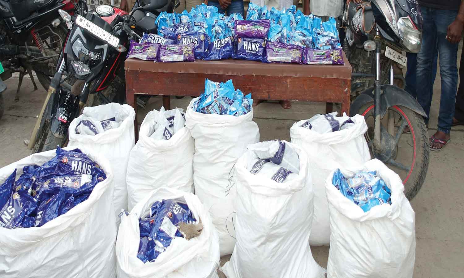 குடியாத்தம், பள்ளிகொண்டாவில் லாரி, பைக்கில் குட்கா கடத்தல் குடியாத்தம், பள்ளிகொண்டாவில் லாரி, பைக்கில் குட்கா கடத்தல்