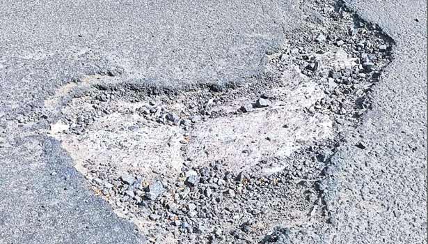 செங்கல்பட்டில் நெடுஞ்சாலையில் ஏற்பட்டுள்ள பள்ளங்களை சீரமைக்க பொதுமக்கள் கோரிக்கை செங்கல்பட்டில் நெடுஞ்சாலையில் ஏற்பட்டுள்ள பள்ளங்களை சீரமைக்க பொதுமக்கள் கோரிக்கை