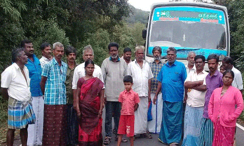 தாண்டிக்குடி-பண்ணைக்காடு மலைச்சாலையில் பழுதாகி  நின்ற அரசு பஸ்