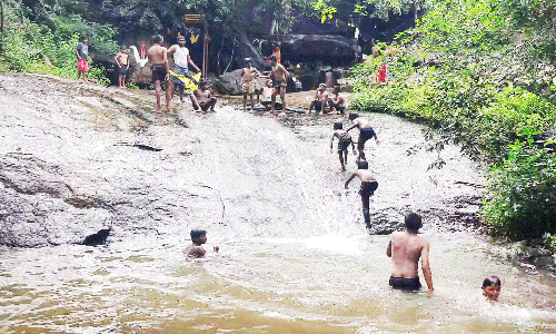 ஆண்டிப்பட்டி அருகே 15 ஆண்டுகளுக்கு பின் பெருமாள் கோவில் அருவியில் நீர்வரத்து