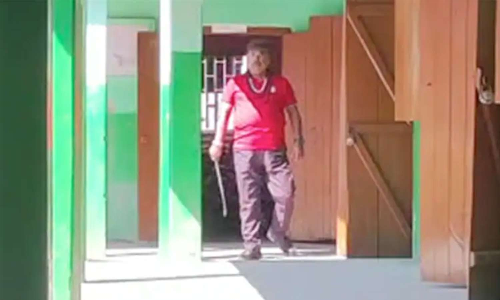 பட்டாக்கத்தியுடன் வந்த தலைமை ஆசிரியர்... பரபரப்பான பள்ளி வளாகம்