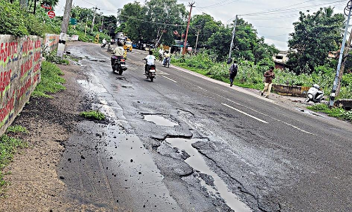 சேதமடைந்த சாலையால் வாகன ஓட்டிகள் அச்சம்