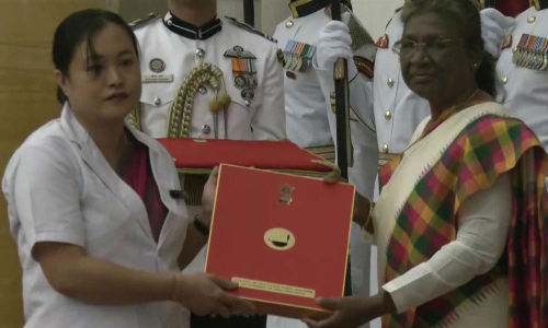 செவிலியர்களுக்கு புளோரன்ஸ் நைட்டிங்கேல் விருதுகளை வழங்கினார் ஜனாதிபதி திரவுபதி முர்மு