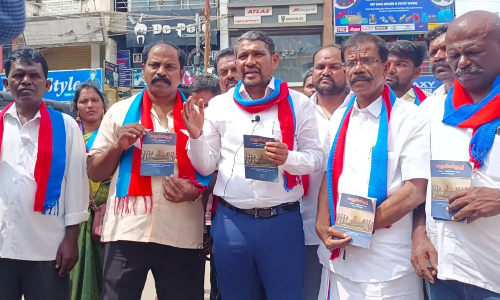 ஓசூரில்  விடுதலை சிறுத்தைகள் கட்சி சார்பில்  மனுஸ்மிருதி நூல் விநியோகிப்பு