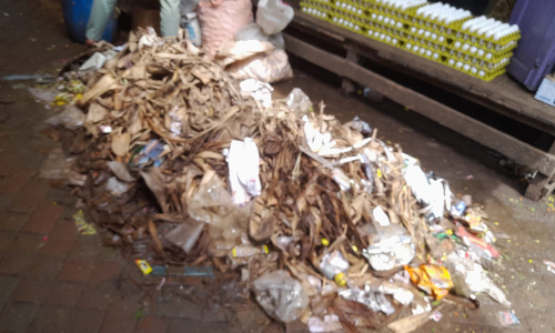 ஊட்டி மார்க்கெட் பகுதியில் குவியும் குப்பைகள்