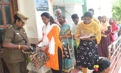 கோவை கலெக்டர் ஆபீசில் சோதனை தீவிரம்