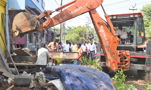 சாலையை ஆக்கிரமித்து கட்டப்பட்ட கடைகள் இடித்து அகற்றம்