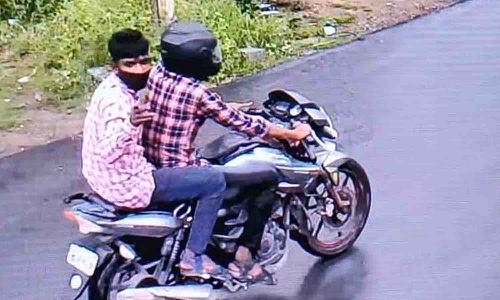 மூதாட்டியிடம் தங்க சங்கிலியை பறித்து சென்ற கொள்ளையர்கள்