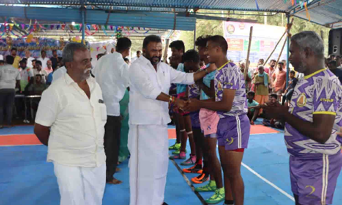 பள்ளப்பாளையத்தில் கபடி போட்டி - மகேந்திரன் எம்.எல்.ஏ., தொடங்கி வைத்தார்