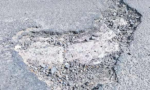 செங்கல்பட்டில் நெடுஞ்சாலையில் ஏற்பட்டுள்ள பள்ளங்களை சீரமைக்க பொதுமக்கள் கோரிக்கை