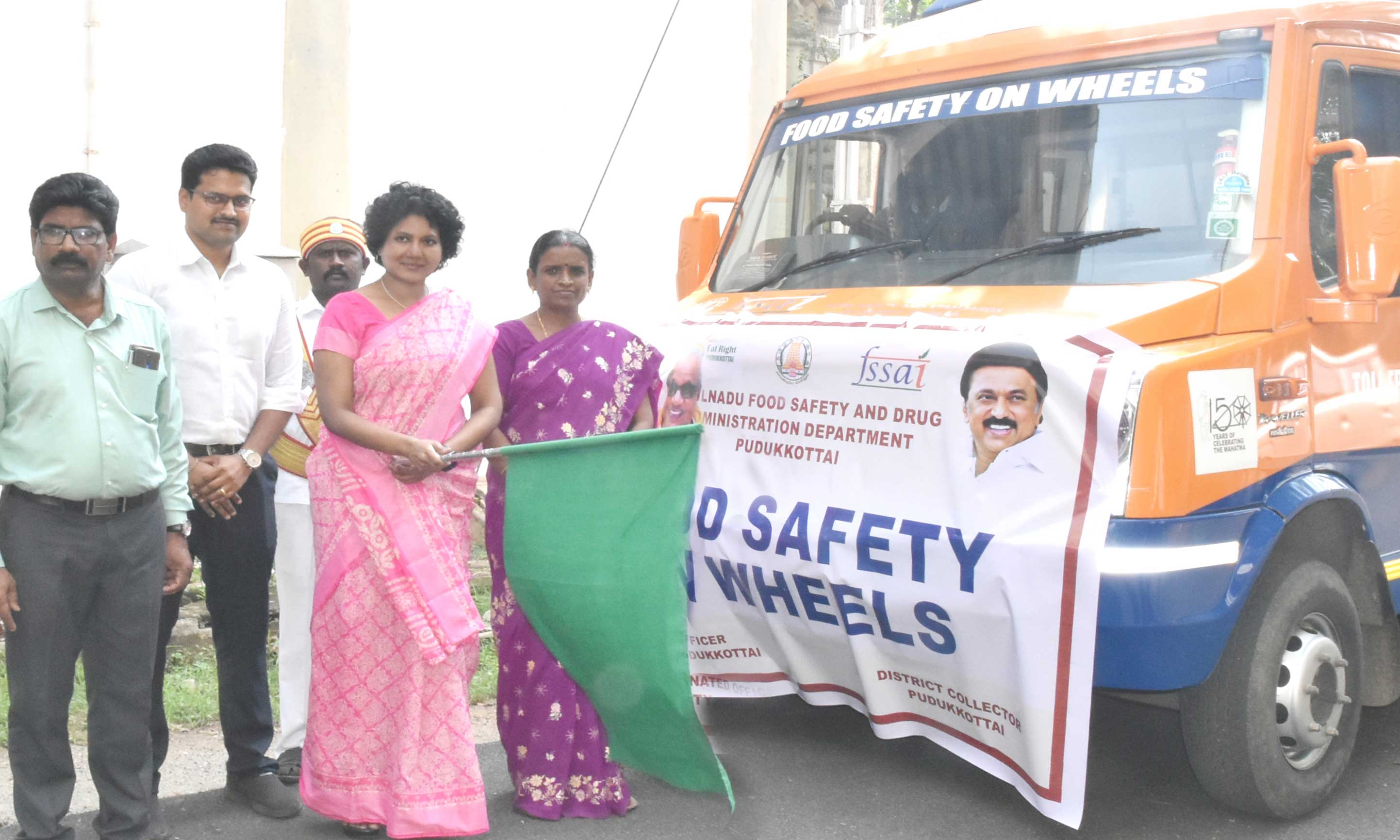 நடமாடும் உணவு பகுப்பாய்வு வாகனம்