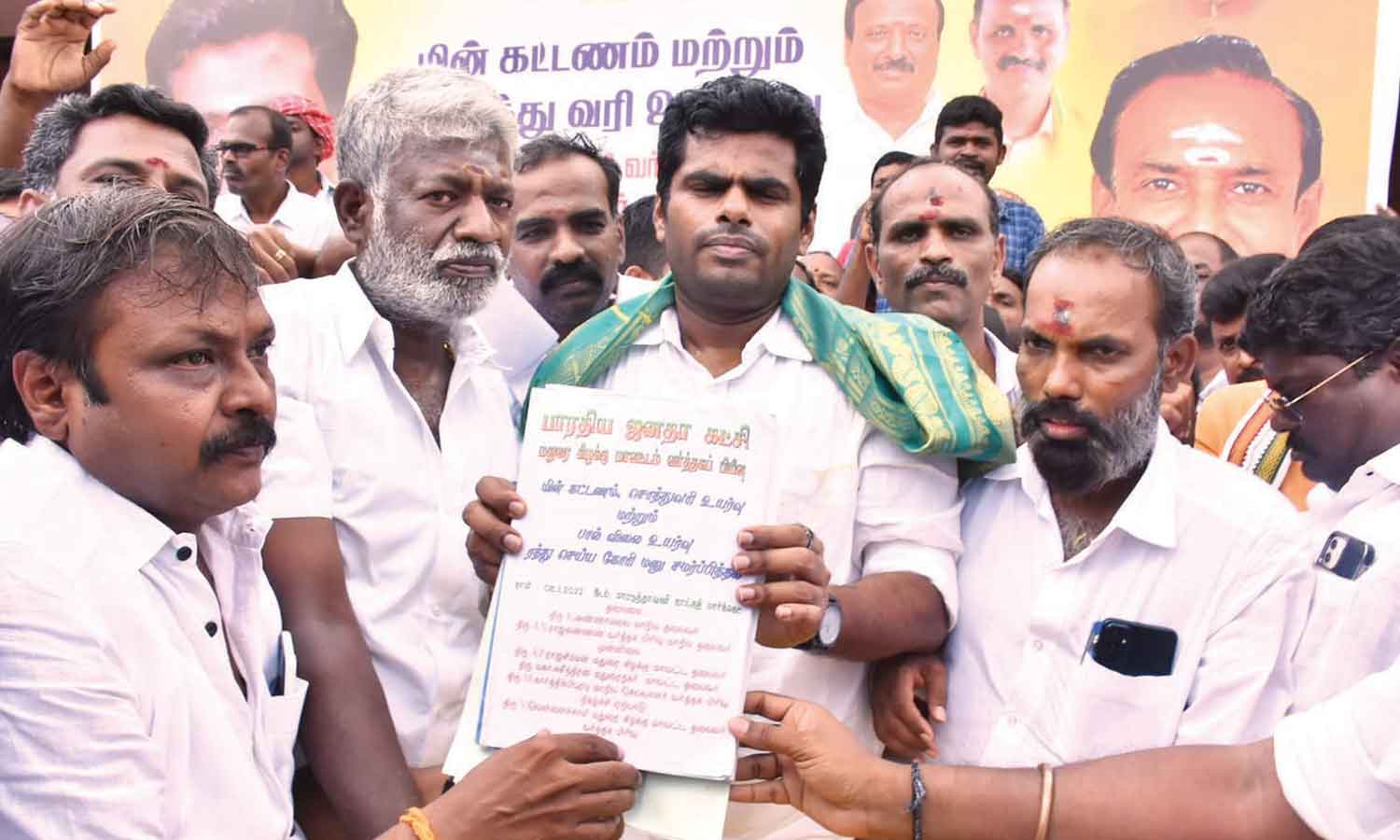 தமிழகத்தில் தி.மு.க. 5 ஆண்டு கால ஆட்சியை நினைத்து மக்கள் அச்சம்- அண்ணாமலை தமிழகத்தில் தி.மு.க. 5 ஆண்டு கால ஆட்சியை நினைத்து மக்கள் அச்சம்- அண்ணாமலை