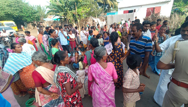 இருக்கூர் பகுதியில்  குடிநீர் வழங்காததை கண்டித்து சாலை மறியல்