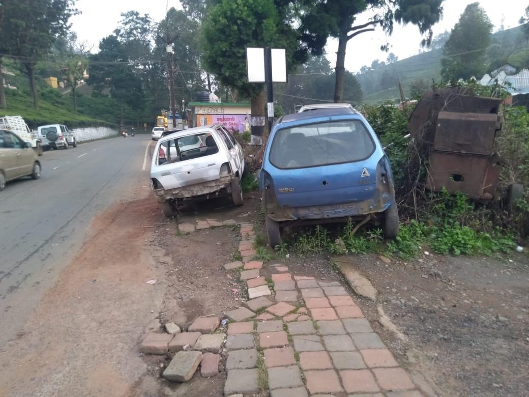 கோத்தகிரி டானிங்டன்  பகுதியில்  நடைபாதையில் நிறுத்தப்படும் பழுதடைந்த  வாகனங்கள்.