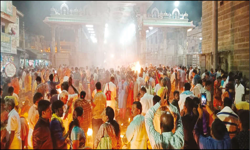 திருவண்ணாமலையில் லட்சக்கணக்கான பக்தர்கள் விடிய, விடிய கிரிவலம்