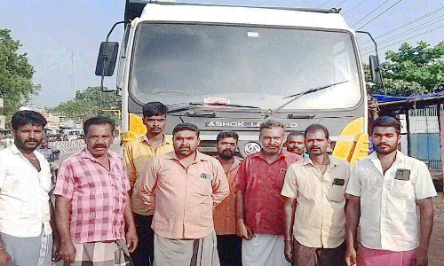 நிலக்கோட்டை அருகே அனுமதி இன்றி குவாரியில் கல் ஏற்றி வந்த லாரி சிறைபிடிப்பு