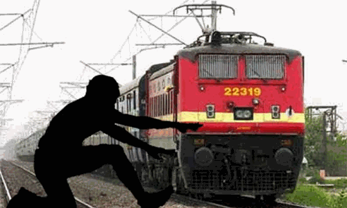 சிதம்பரம் அருகே ரெயில் முன் பாய்ந்து கல்லூரி மாணவி தற்கொலை