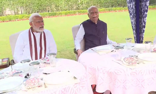 95-வது பிறந்தநாள்: அத்வானிக்கு மோடி நேரில் வாழ்த்து