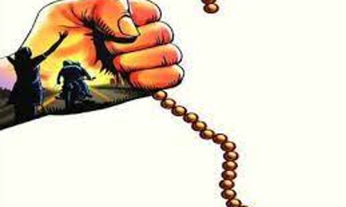 தங்க சங்கிலி பறித்து சென்ற 4 வாலிபர்கள் கைது