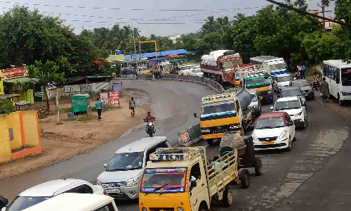 பல்லடத்தில் போக்குவரத்து நெரிசலால் வாகன ஓட்டிகள் கடும் அவதி