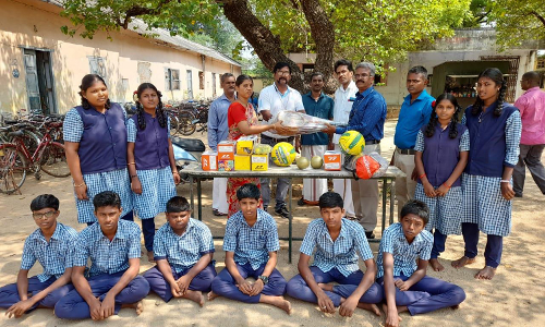 அரசு பள்ளியில் மாணவ-மாணவிகளுக்கு விளையாட்டுப் பொருட்கள்