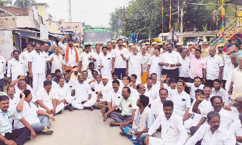 அம்மூர் பேரூராட்சிமன்ற தலைவராக சுயேட்சை வேட்பாளர் தேர்வு- அதிகாரியை கண்டித்து அ.தி.மு.க.வினர் சாலை மறியல்