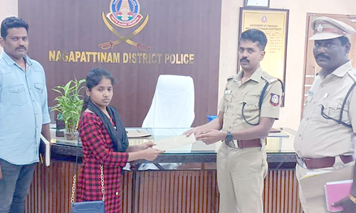 செல்போனில் பேசியவரிடம் பணத்தை பறிகொடுத்த பெண்; மீட்டு ஒப்படைத்த போலீசார்