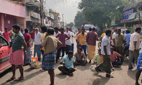 வியாபாரிகள் சாலை மறியல்