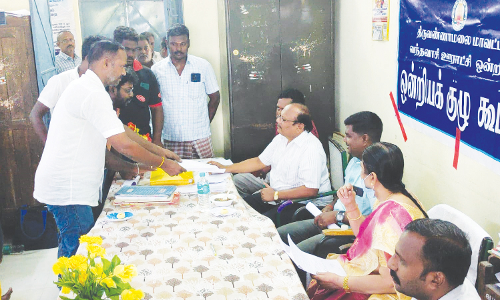 வந்தவாசி ஊராட்சி ஒன்றிய அலுவலகத்தில் வெற்று தாளை மனுவாக அளித்த இளைஞர்கள்