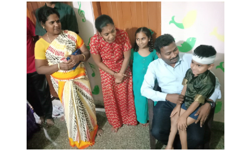 ஓசூர் பாரதியார்நகர் அரசு பள்ளியில்   சிமெண்டு மேற்கூரை பெயர்ந்து விழுந்து மாணவர்கள் காயம்   -மாவட்ட கல்வி அலுவலர் நேரில் ஆய்வு