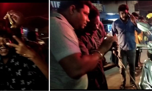 பைக்கில் புகுந்து ஆட்டம் காட்டிய பாம்பு