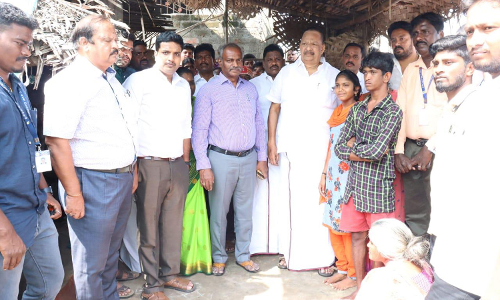 பள்ளி படிப்பை பாதியில் விட்ட சிறுமி மீண்டும் படிக்க அமைச்சர் காந்தி உதவி