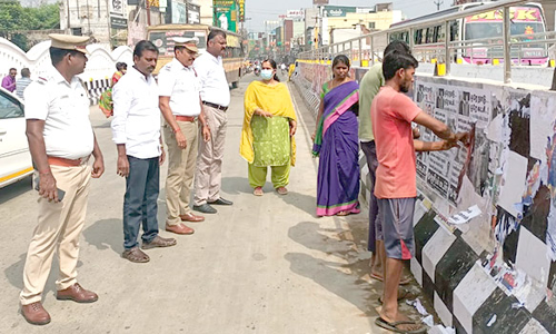 தஞ்சையில், சுவரொட்டிகள் அகற்றும் பணி தீவிரம்