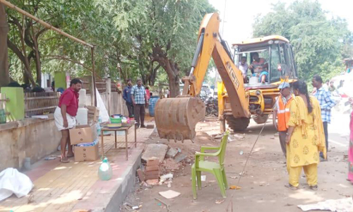 அரசு ஆஸ்பத்திரி முன்பு 50 ஆக்கிரமிப்பு கடைகள் அகற்றம்