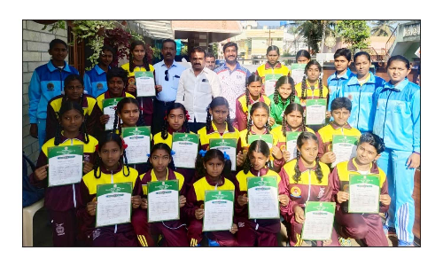 கைப்பந்து போட்டியில் சாதனை புரிந்த  ஓசூர் அரசு பள்ளி மாணவிகளுக்கு மேயர் சத்யா பாராட்டு