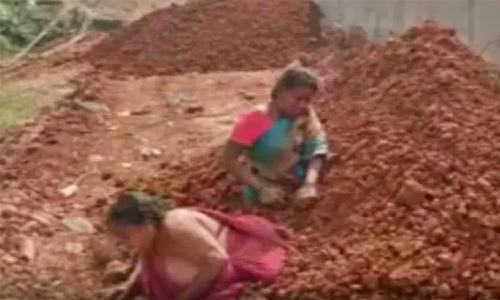 போராட்டம் நடத்திய பெண்கள் மீது மண்ணைக் கொட்டி உயிரோடு புதைக்க முயற்சி- ஆந்திராவில் பரபரப்பு