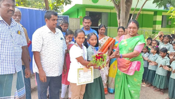 மாநில அளவிலான கராத்தே போட்டியில் வெள்ளி பதக்கம் வென்ற மாணவிகளை பட்டாசு வெடித்து வரவேற்ற ஆசிரியர்கள் மாநில அளவிலான கராத்தே போட்டியில் வெள்ளி பதக்கம் வென்ற மாணவிகளை பட்டாசு வெடித்து வரவேற்ற ஆசிரியர்கள்