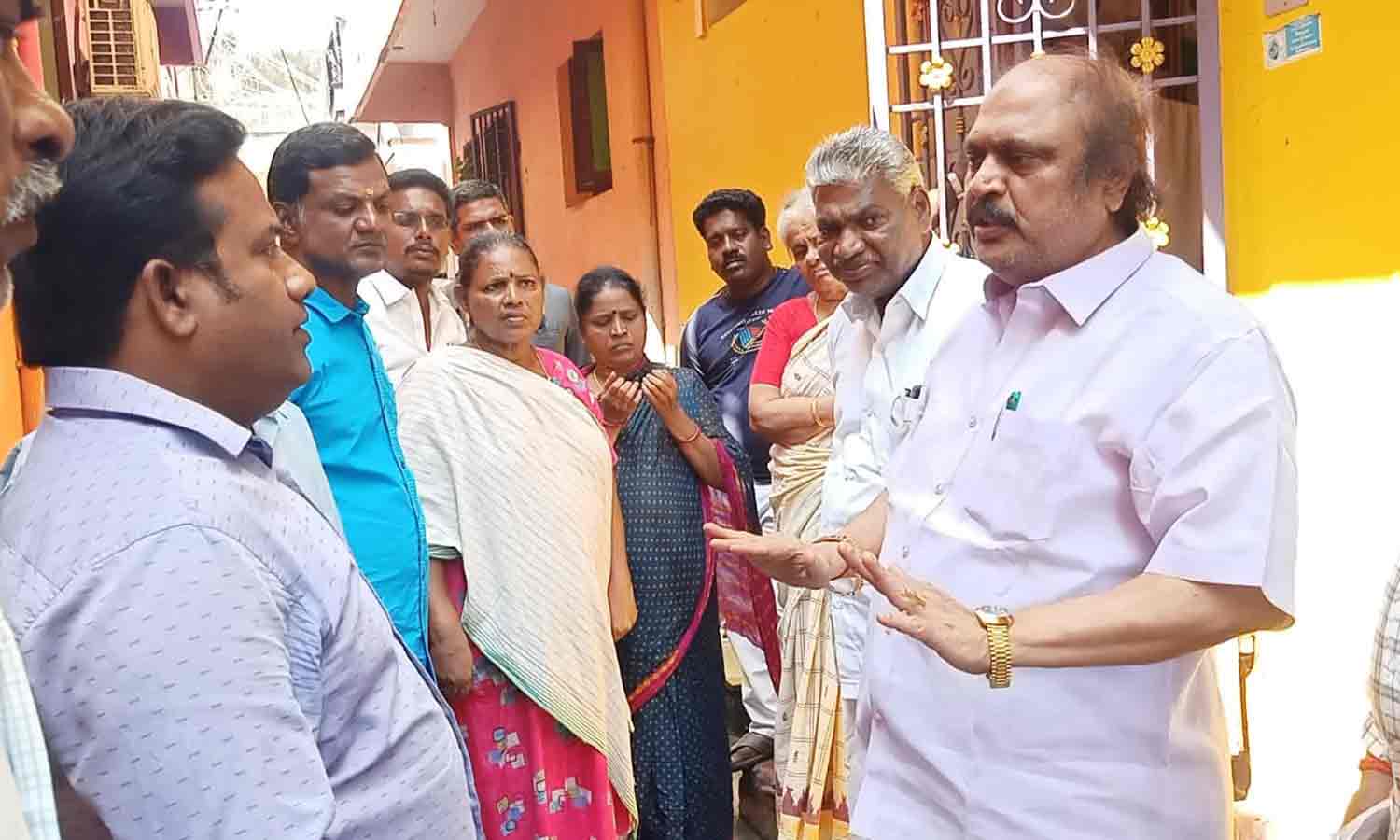 நீச்சல் தொட்டி போல் காட்சி அளிக்கும் கழிவுநீர்-கென்னடி எம்.எல்.ஏ. ஆய்வு நீச்சல் தொட்டி போல் காட்சி அளிக்கும் கழிவுநீர்-கென்னடி எம்.எல்.ஏ. ஆய்வு