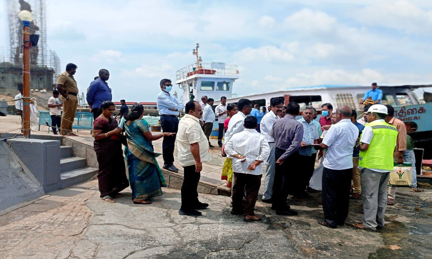 கூடுதல் படகுகள் நிறுத்துவதற்காக விவேகானந்தர் மண்டப படகு தளத்தில் அதிகாரிகள் இன்று ஆய்வு
