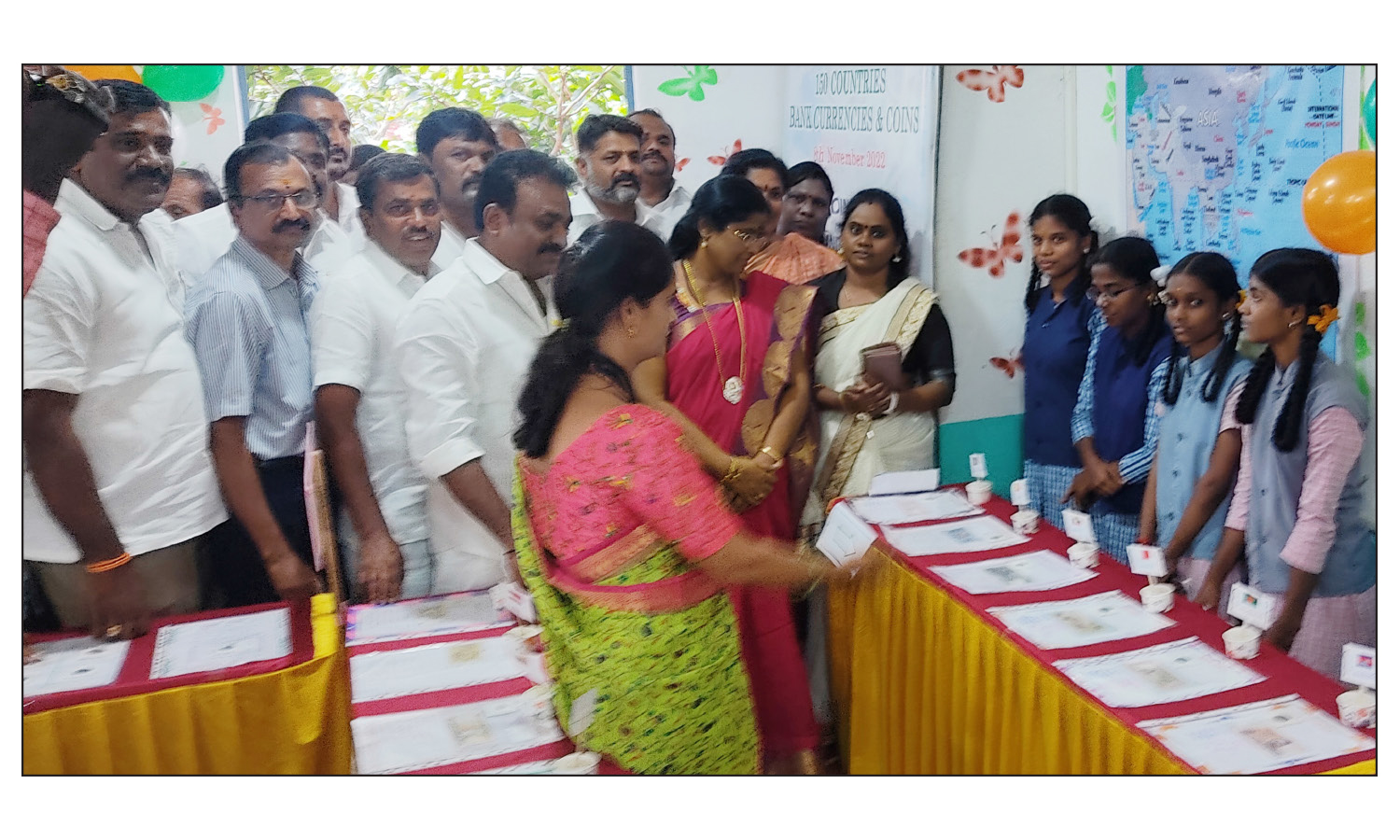 ஓசூர் அருகே ஜூஜூவாடி அரசு மேல்நிலைப்பள்ளியில்  சர்வதேச ரூபாய் நோட்டுகள் -நாணயங்கள் கண்காட்சி