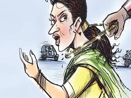 மூதாட்டியிடம் நகை பறித்த இளம்பெண் கைது