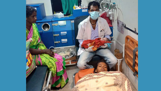 பெண்ணுக்கு ஆம்புலன்சில் குழந்தை பிறந்தது