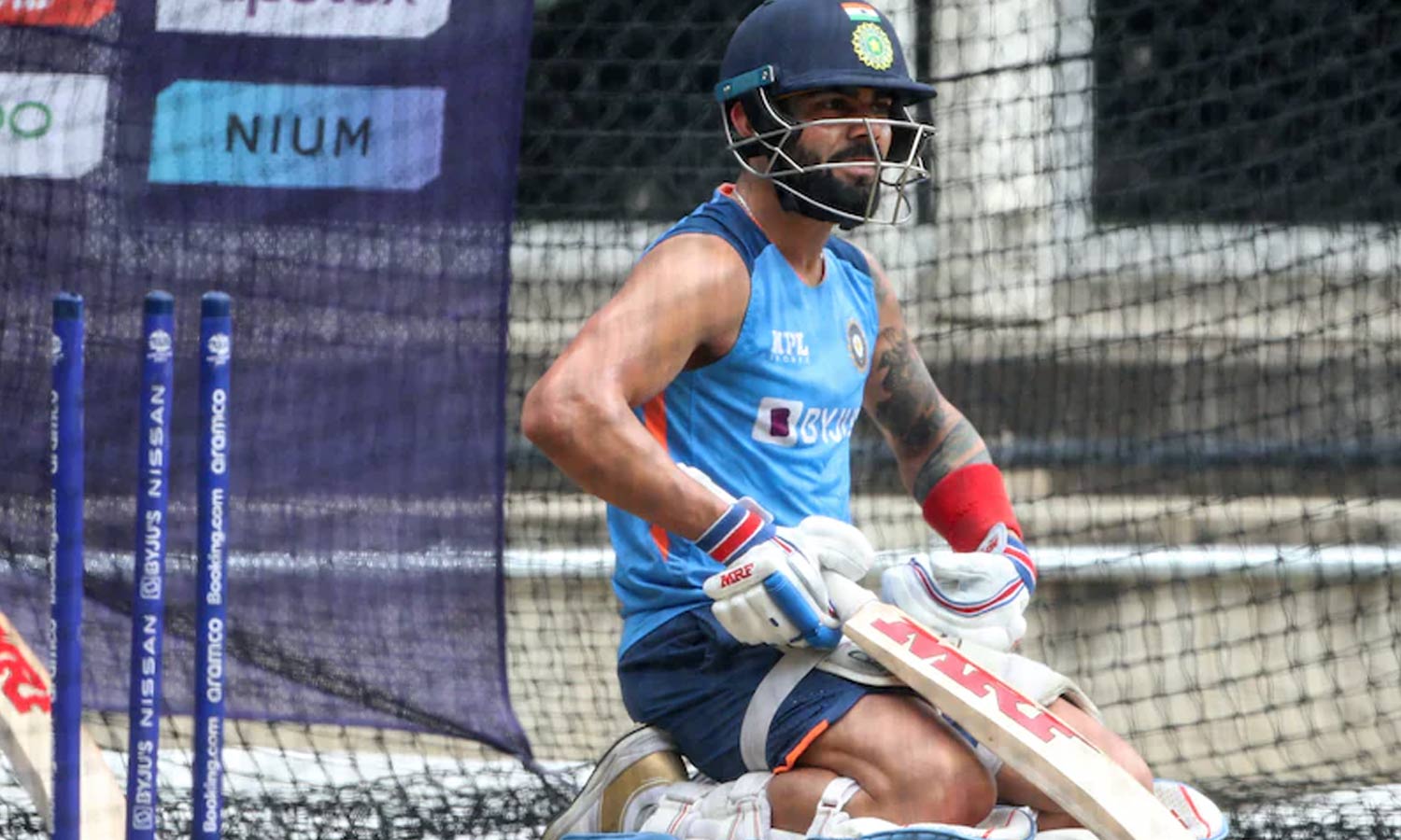 ரோகித் சர்மாவை தொடர்ந்து பயிற்சியின் போது விராட் கோலிக்கு காயம் ரோகித் சர்மாவை தொடர்ந்து பயிற்சியின் போது விராட் கோலிக்கு காயம்