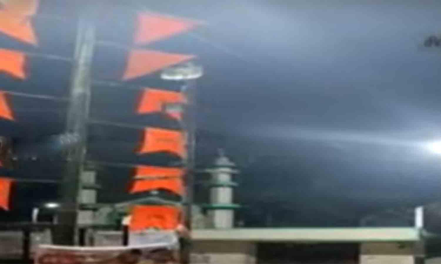 கர்நாடகாவில் மசூதி முன்பு காவிக் கொடி கட்டிய இந்து அமைப்பினர்- தட்டிக்கேட்டதால் மோதல் கர்நாடகாவில் மசூதி முன்பு காவிக் கொடி கட்டிய இந்து அமைப்பினர்- தட்டிக்கேட்டதால் மோதல்