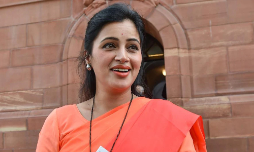 நவ்நீத் ரானா எம்.பி.க்கு ஜாமீனில் வெளிவர முடியாத பிடிவாரண்டு: மும்பை கோர்ட்டு