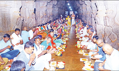 சந்திர கிரகணத்தையொட்டி ஸ்ரீகாளஹஸ்தி கோவிலில் நடை சாத்தப்படாமல் சிறப்பு பூஜை